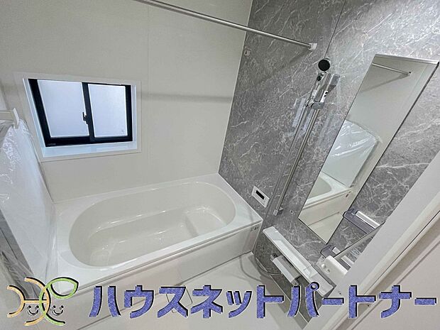 高級感溢れるカラーと大きさ・柔らかな曲線で構成された半身浴も楽しめるバスタブが心地よさをもたらします。