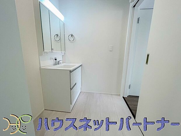 十分な大きさの洗面台は、身だしなみチェックや歯磨きなど、朝の慌ただしい時間でもホテルライクなスペースで余裕とゆとりを感じて頂けます。