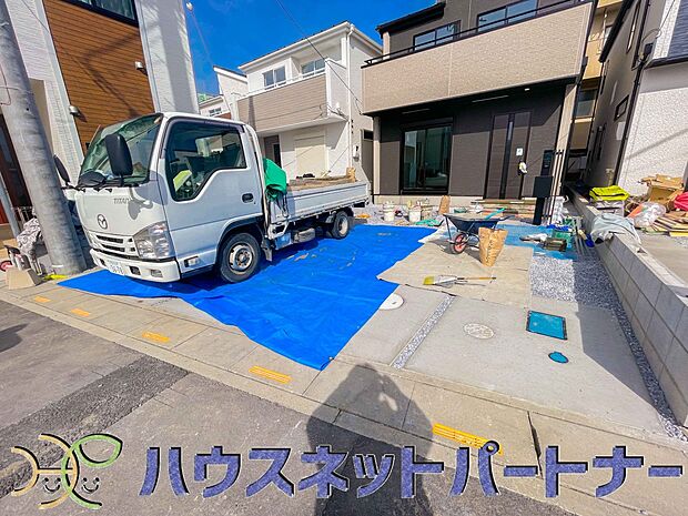 カースペース並列2台可。道路に面したカースペースが2台分あるので、縦列2台のカースペースの様に面倒な車の入替えは必要ありません。ストレスフリーなカーライフを満喫できます。