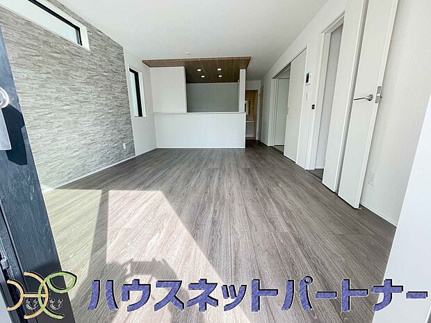リビングは、食事スペースと寛げる場所設けてもまだ余裕の広さ。明るい光が照らしてくれます。