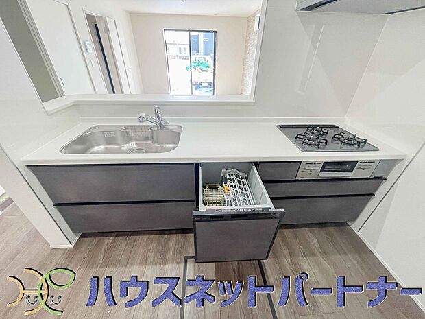 人工大理石のワークトップやシンクは、水を流しただけできれいになったように見えます。白いキッチンは明るく清潔感があり、とっても素敵です。
