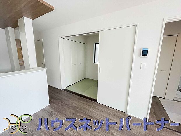 カウンターキッチンなら、リビングで遊ぶ子供の様子を見ながら料理ができるので安心です。料理を運んでもらったり、子供にお手伝いしてもらいやすいのもいいですね♪