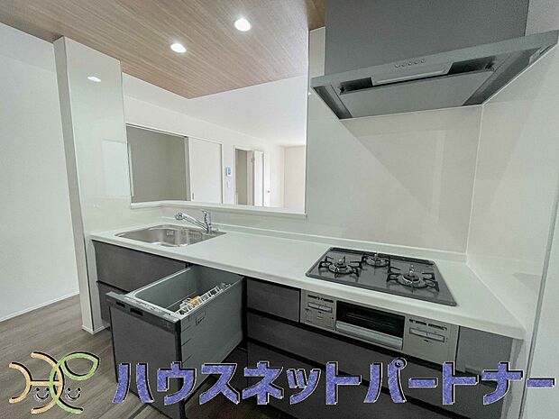 三口コンロで料理の幅を拡げてくれる使いやすいシステムキッチンを採用。洗い場も大きいので野菜や食器を洗ったりする際にも捗り、奥様の強い味方となってくれるはずです。