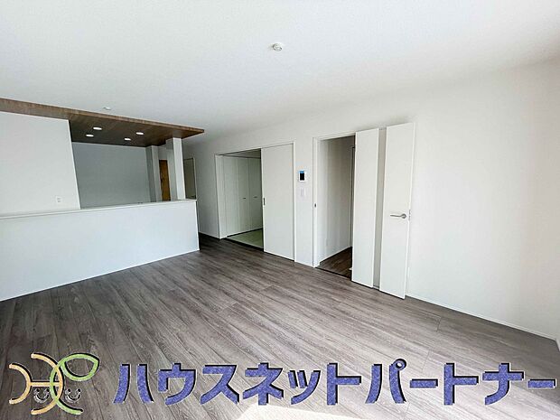 明るく開放的なダイニング。家族とのコミュニケーションが取りやすく、みんなの笑顔が溢れます