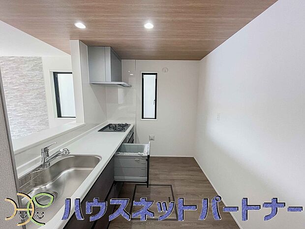 食洗機完備なので冬場の冷たい洗い物や忙しい主婦だからこそ食洗機をかけてる間に他の家事をこなすこともできちゃいますね。