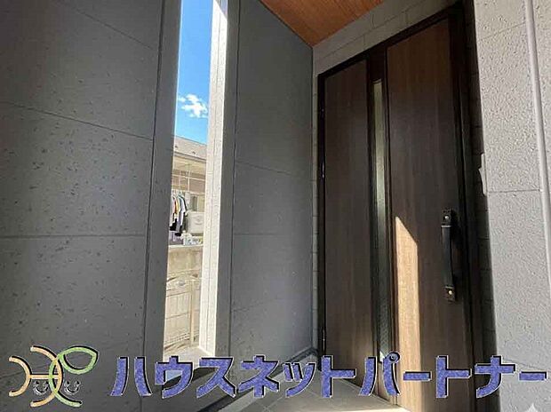 玄関の扉を開けると家族の待つお家。幸せを感じる瞬間です。