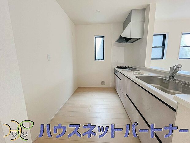 カウンターキッチンは広くて収納力もあるので、快適に料理をすることができます。食器や炊事用具を手の届くところに配置しやすいため調理もスピーディーです。