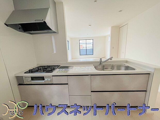 キッチン吊戸棚を無くす事によって、コミュニケーションを重視した設計に致しました。区画によって変わる一体感を、実際にご覧になって頂けましたらと思います。 