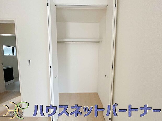壁面クローゼットのメリットは、衣類が横一列に並ぶためひと目で洋服が選びやすいこと。衣類をたくさんお持ちの方も、限られたスペース内に無理なく収納することができます。