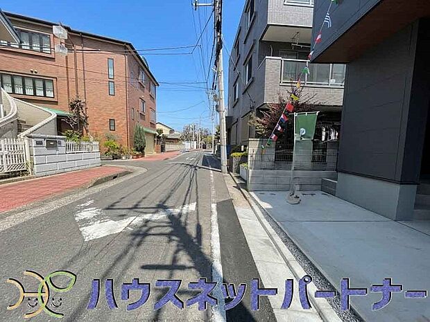 前面道路の日当たりの良い明るいお家。
