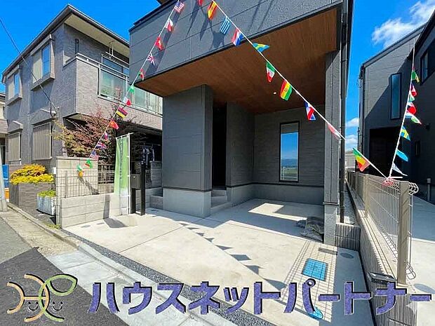 駐車場がある戸建を持つ最大のメリットは、駐車場代金を支払い続ける必要がないことです。賃貸住宅に住んでいる方が、戸建の購入を考えるきっかけに挙げることが多いようです。