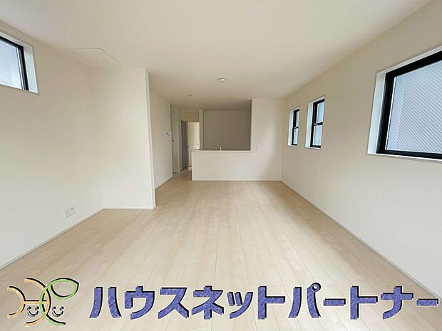 リビングは、食事スペースと寛げる場所設けてもまだ余裕の広さ。明るい光が照らしてくれます。