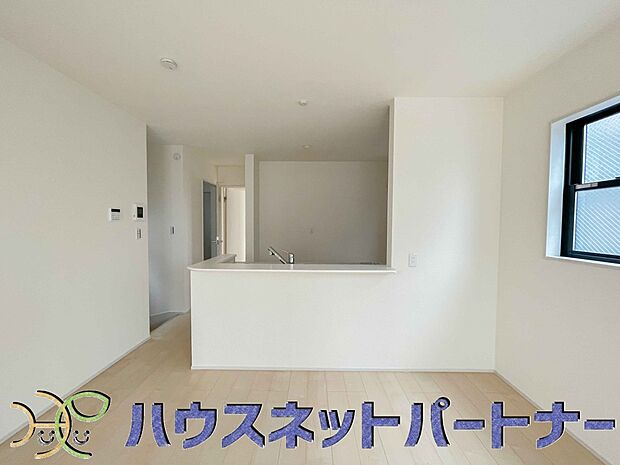 お料理できたらカウンターから手渡しができます。家族で会話をしながらお料理を楽しく。
