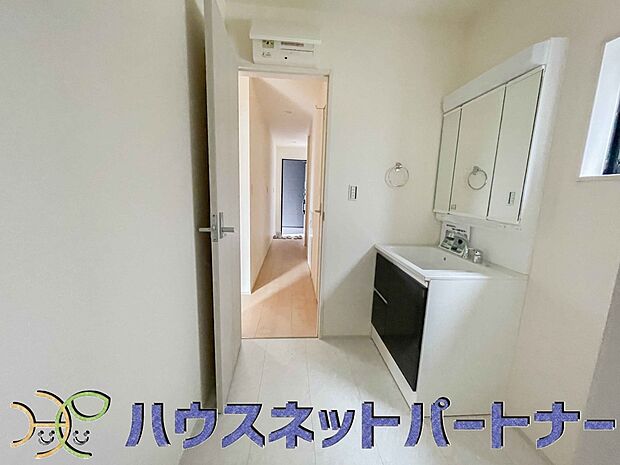 洗面室のある脱衣所は広々。脱いだお洋服をそのままお洗濯。
