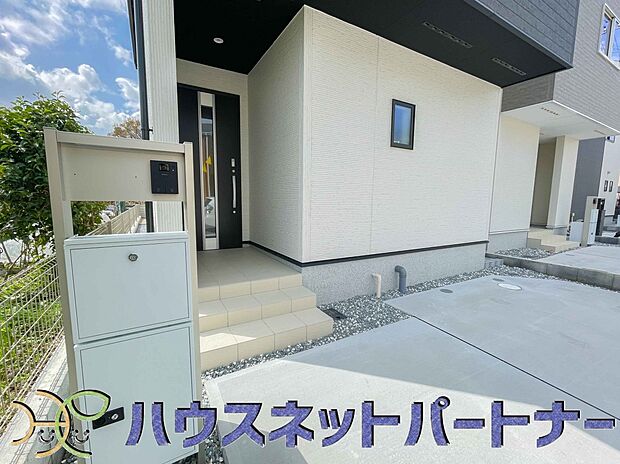 玄関の扉を開けるとそこは家族の待つお家。笑い声が聞こえてきそう。