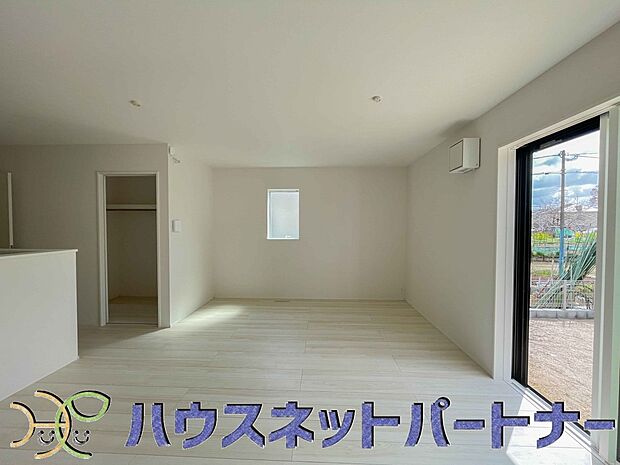 太陽の光が照らす明るいリビングは、開放感があり通風・採光に優れ、心地よい光と風が舞い込んできます。心休まるリビングは何よりも快適な時間を過ごせます。