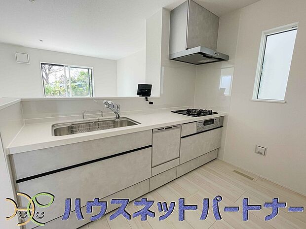 ビルトイン食器洗乾燥機完備。家事のお手伝いをしてくれる奥様の味方です。食器を洗っている間にお掃除など、様々なシーンで家事の時短に役立つ食洗機。省スペースのビルトインタイプを採用致しました。