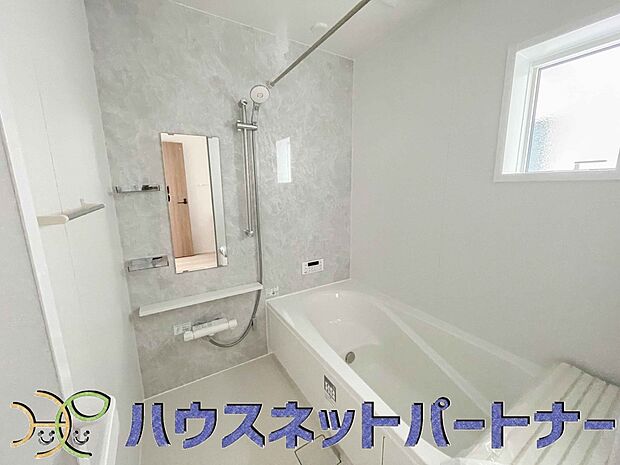 冬場にはヒヤッとしないように暖房機能、梅雨の時期には乾燥等、機能的で清潔感溢れる浴室。快適・清潔な空間で心も体もオフになる時間を楽しむことが可能です。