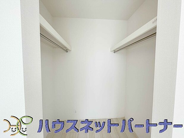 WICのメリットの1つ目は、1箇所にまとめて収納が出来ること。2つ目は、衣替えが必要ないこと。3つ目は、扉が少なくなり室内がスッキリ見えること。