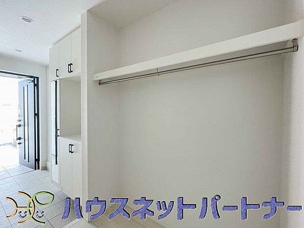壁面クローゼットのメリットは、衣類が横一列に並ぶためひと目で洋服が選びやすいこと。衣類をたくさんお持ちの方も、限られたスペース内に無理なく収納することができます。