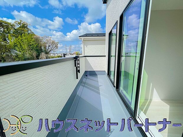 青い空が近くに感じるバルコニーは、爽やかな風をお部屋へ運んでくれます。