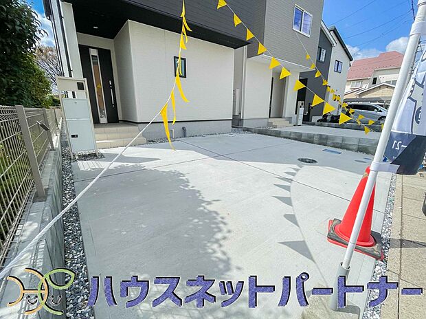 ゆったりとした駐車スペースを確保いたしましたので、大きめのお車でも駐車可能です。自転車やバイクなど、ゆとりのある敷地で置き場所に困ることはないでしょう。