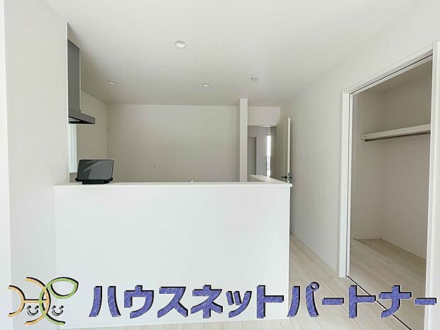 明るく開放的なオープンキッチン。家族とのコミュニケーションが取りやすく、みんなの笑顔が溢れます。