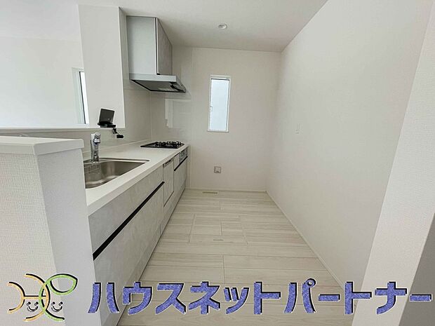 人工大理石のワークトップやシンクは、水を流しただけできれいになったように見えます。白いキッチンは明るく清潔感があり、とっても素敵です。