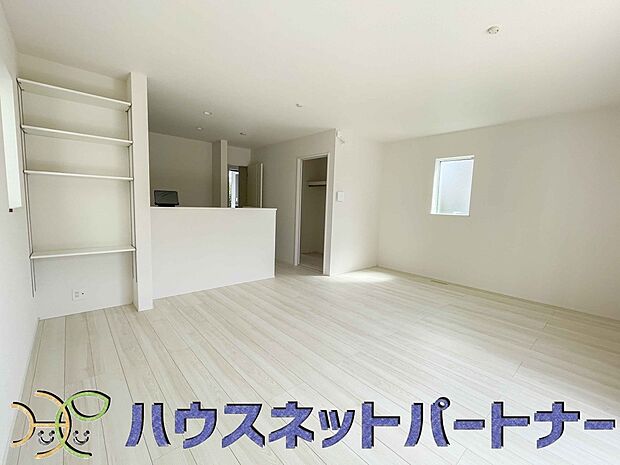 リビングは、食事スペースと寛げる場所設けてもまだ余裕の広さ。明るい光が照らしてくれます。