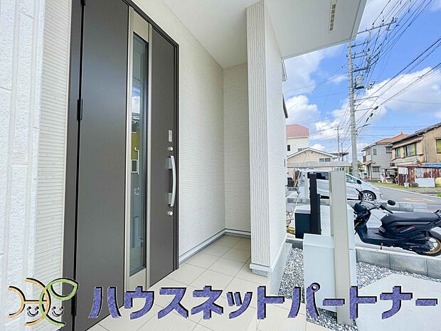 お客様も迎える玄関は高級感のある造りです。