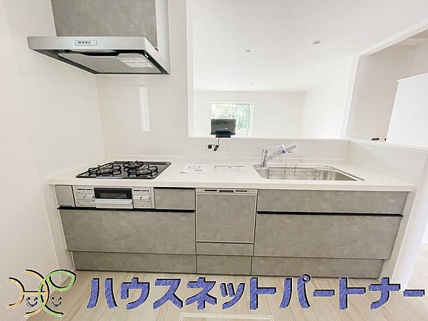 三口コンロで料理の幅を拡げてくれる使いやすいシステムキッチンを採用。洗い場も大きいので野菜や食器を洗ったりする際にも捗り、奥様の強い味方となってくれるはずです。