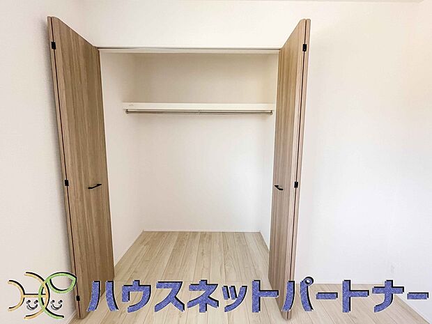壁面クローゼットのメリットは、衣類が横一列に並ぶためひと目で洋服が選びやすいこと。衣類をたくさんお持ちの方も、限られたスペース内に無理なく収納することができます。