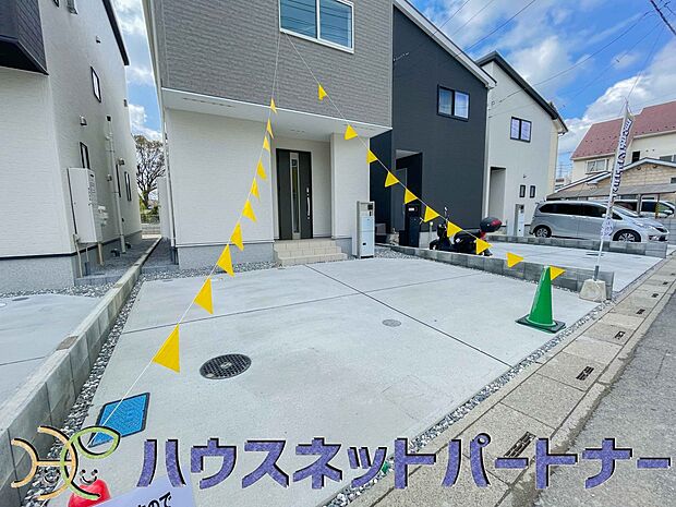 玄関横に駐車場なのでお買い物をした後は楽にお家へ。沢山お買物した時は助かりますね。