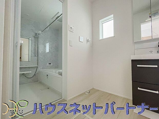 毎日使う洗濯機。しっかりと奥行きのある置き場が確保されています。