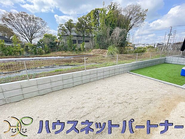 自宅に土いじりが出来るスペースって本当にいいですよね。季節のお花を植えてみては如何ですか。