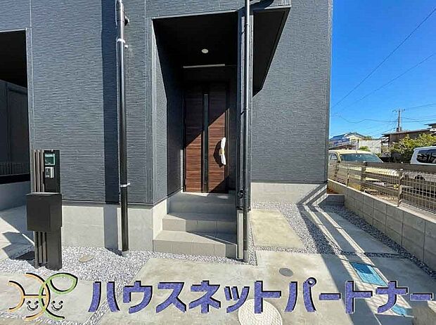 玄関前に季節のお花を置いて可愛く演出してみてはいかがですか。楽しいお家造りが待っています。