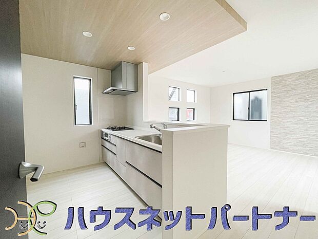 カウンターキッチンは広くて収納力もあるので、快適に料理をすることができます。食器や炊事用具を手の届くところに配置しやすいため調理もスピーディーです。