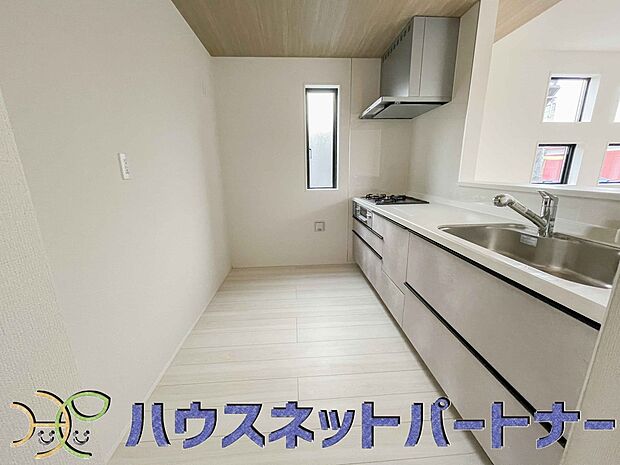 明るい自然光が入る作業スペースを多くとったキッチン採用。夫婦揃ってキッチンに立っても調理がしやすく、家事をしながら会話も弾みます。食器類もすっきりと片付く収納力。