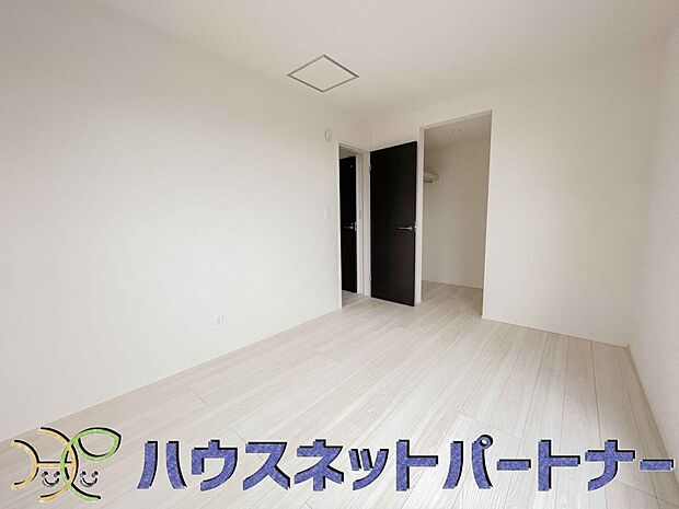 独立性を高めたお部屋。たっぷりの収納も配備しており、片付いた空間を現実出来そう。陽光も降り注ぐ明るく開放的な空間が魅力的。