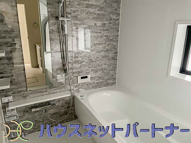 高級感溢れるカラーと大きさ・柔らかな曲線で構成された半身浴も楽しめるバスタブが心地よさをもたらします。窓もあるので換気もしっかりできますね。