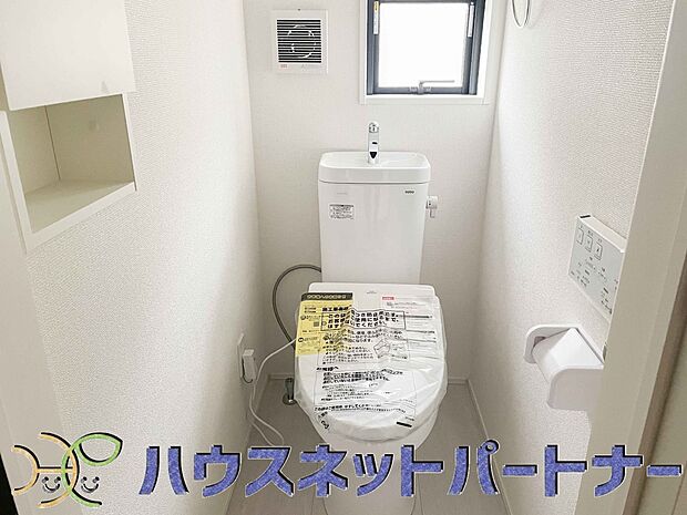 小窓を設置する事により明るく、通気性の良いトイレとなっております。中はゆとりのある大きさを確保しておりますので、ゆったりとお使い頂けます。