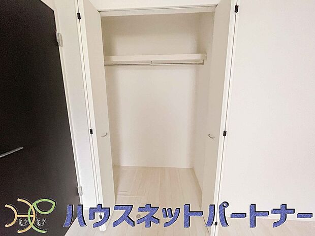 壁面クローゼットのメリットは、衣類が横一列に並ぶためひと目で洋服が選びやすいこと。衣類をたくさんお持ちの方も、限られたスペース内に無理なく収納することができます。