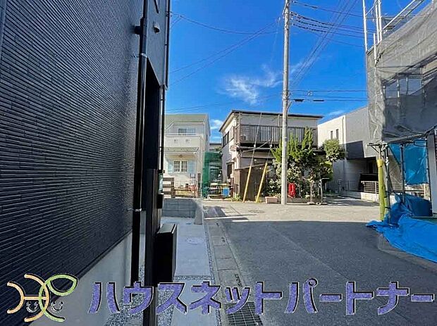 前面道路の日当たりの良い明るいお家。