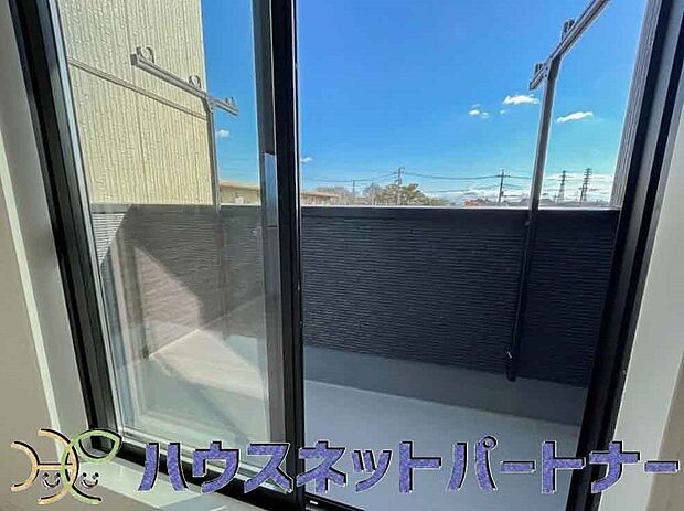 青い空が近くに感じるバルコニーは、爽やかな風をお部屋へ運んでくれます。