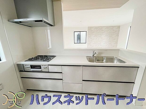 三口コンロで料理の幅を拡げてくれる使いやすいシステムキッチンを採用。洗い場も大きいので野菜や食器を洗ったりする際にも捗り、奥様の強い味方となってくれるはずです。
