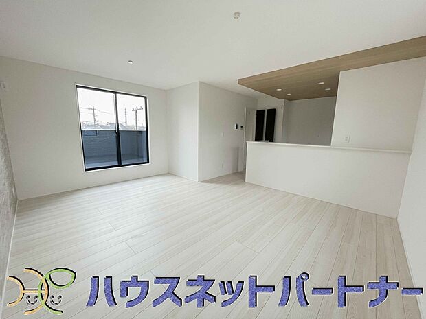 お料理できたらカウンターから手渡しができます。家族で会話をしながらお料理を楽しく。