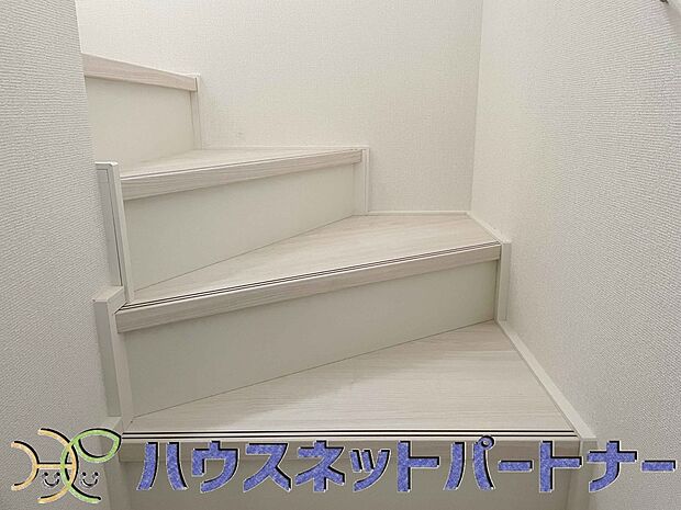 手すりがないと階段の昇り降りで危険なことはもちろん、壁に手をつきながら歩くことで壁紙が汚れやすくなります。すべての方に安心して昇り降りしていただくため、手すりを設置しました。