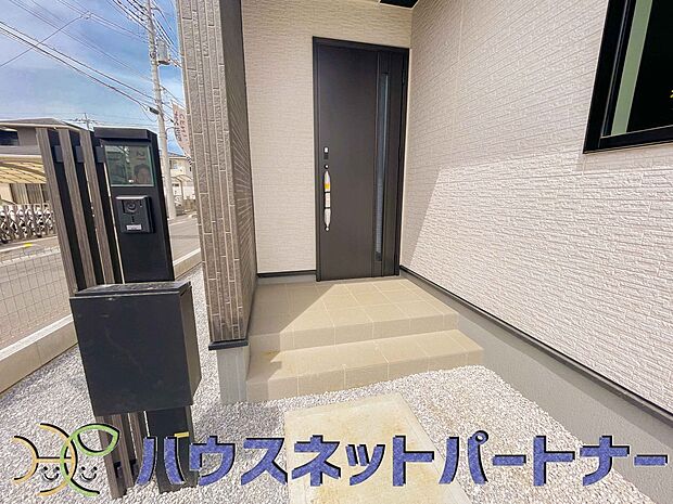 お客様も迎える玄関は高級感のある造りです。