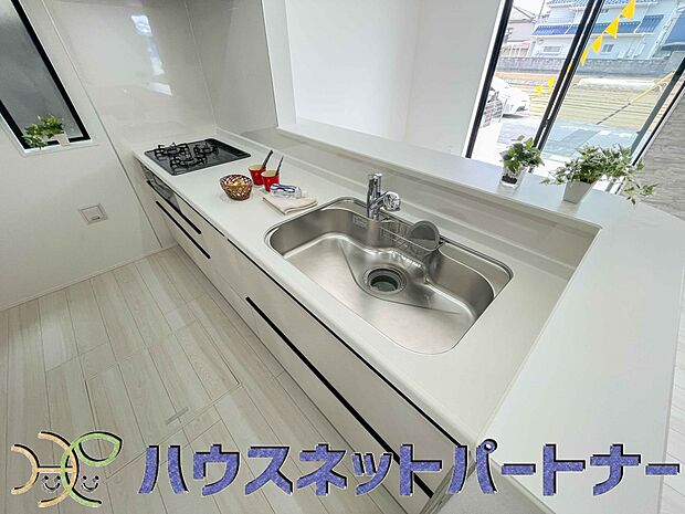 カウンターキッチンは広くて収納力もあるので、快適に料理をすることができます。食器や炊事用具を手の届くところに配置しやすいため調理もスピーディーです。
