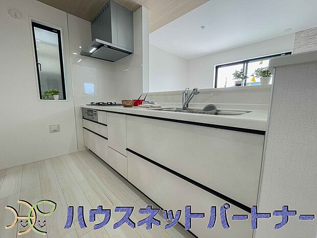 カウンターキッチンは広くて収納力もあるので、快適に料理をすることができます。食器や炊事用具を手の届くところに配置しやすいため調理もスピーディーです。